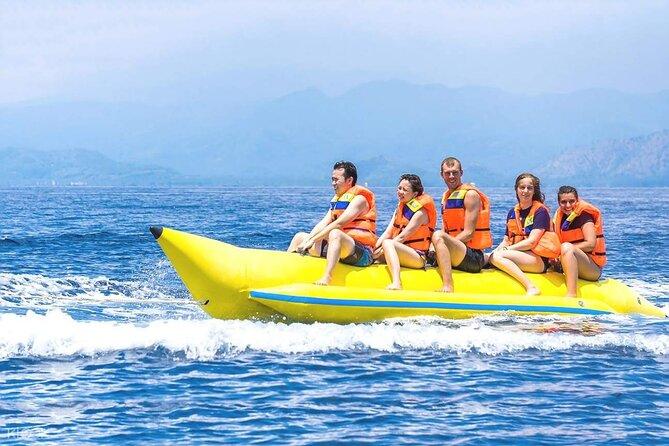 Persone su banana boat in mare